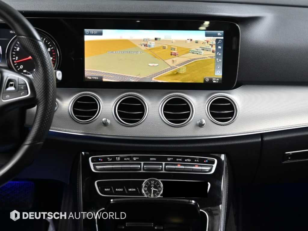 Mercedes-Benz E-Class — photo 14