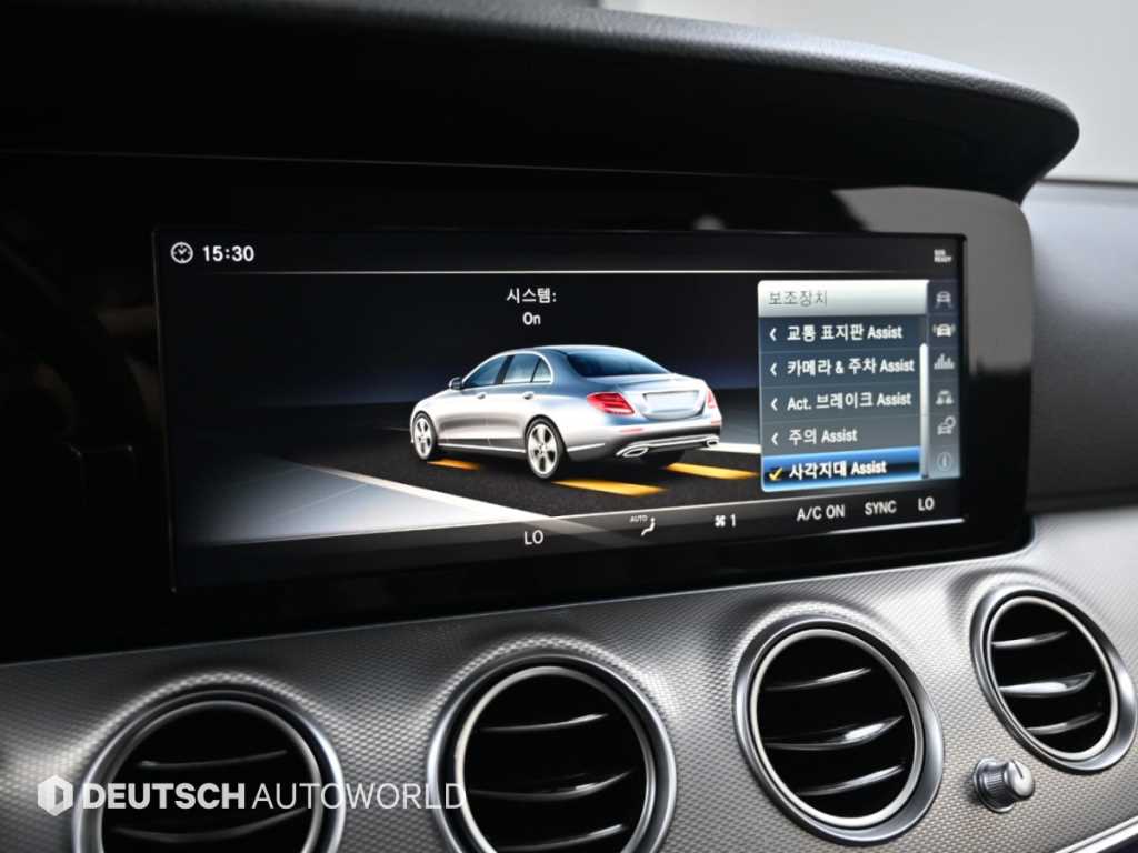 Mercedes-Benz E-Class — photo 17