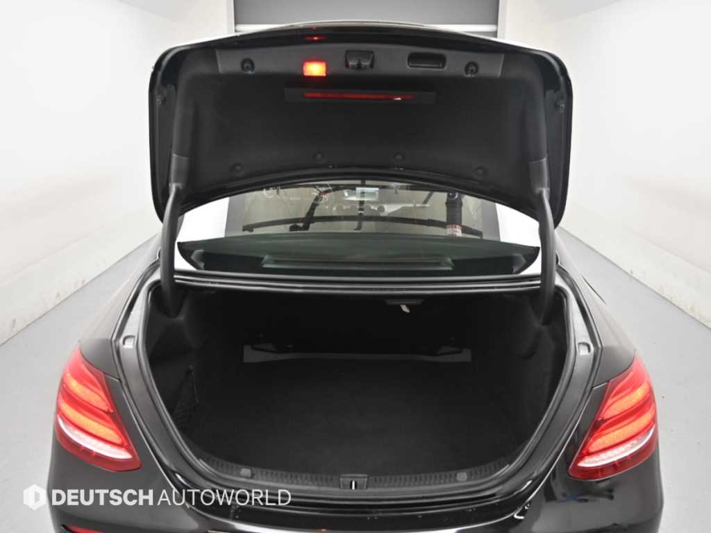 Mercedes-Benz E-Class — photo 19
