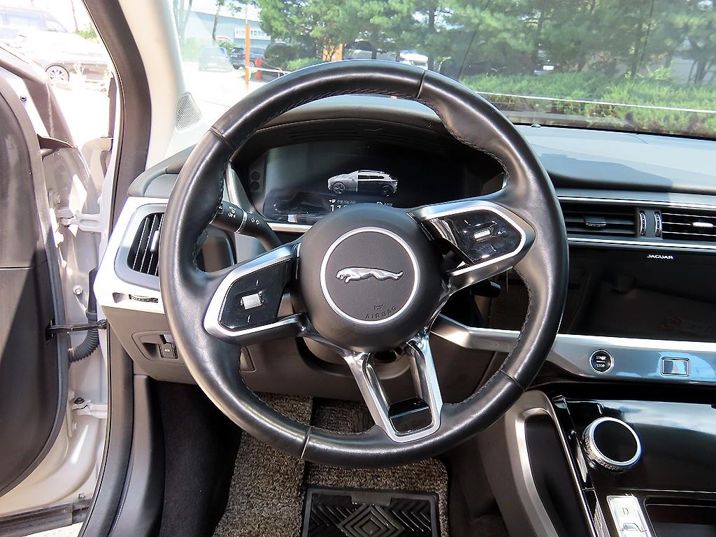 Jaguar I-PACE — photo 08