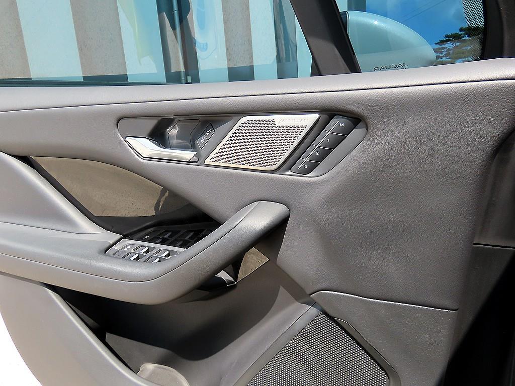 Jaguar I-PACE — photo 11