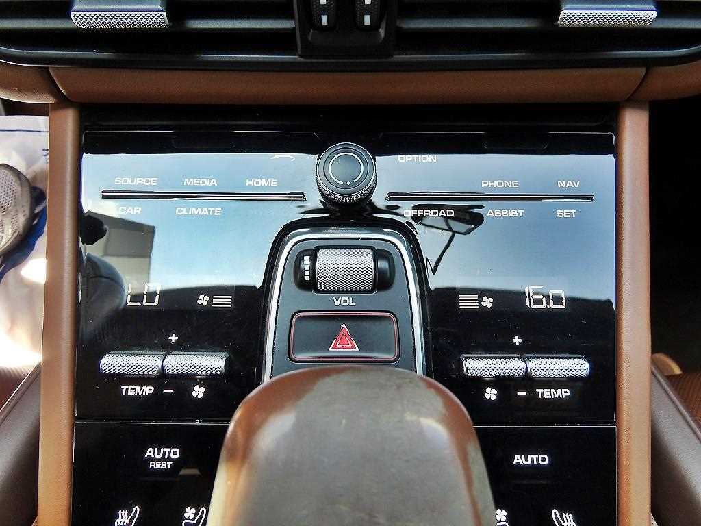 Porsche Cayenne — photo 12