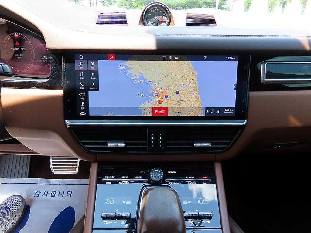 Porsche Cayenne — photo 13