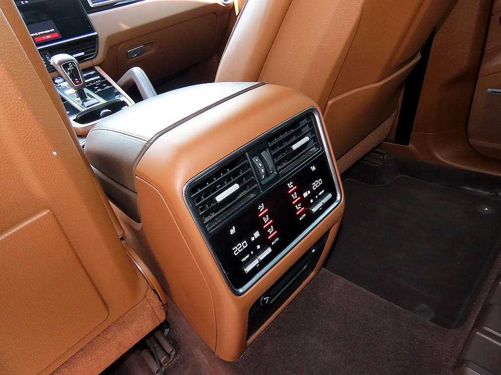 Porsche Cayenne — photo 16