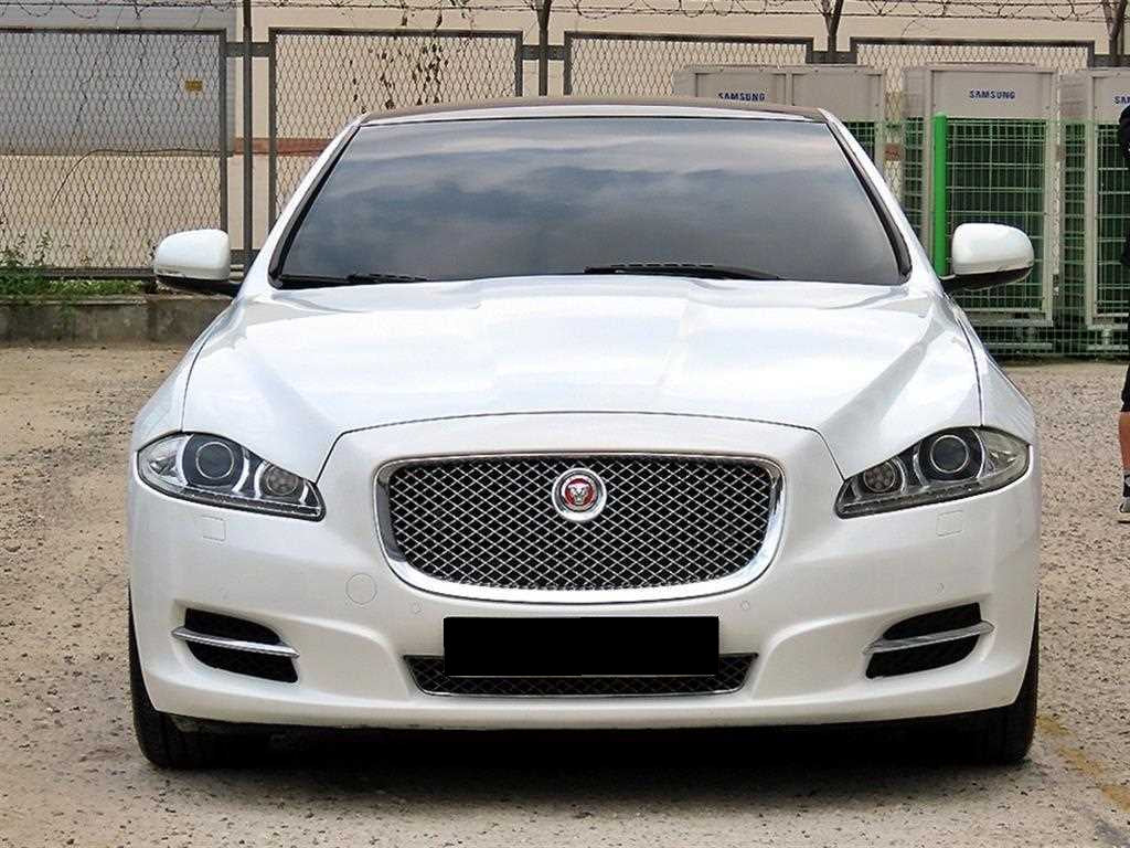 Jaguar XJ — photo 01