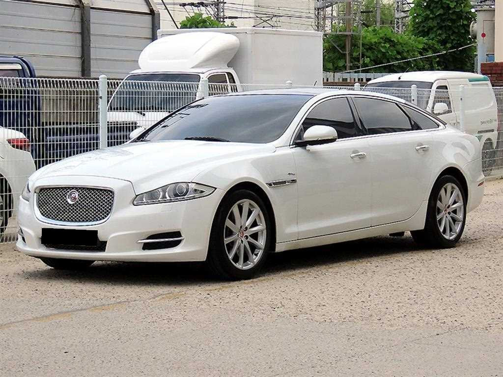 Jaguar XJ — photo 02