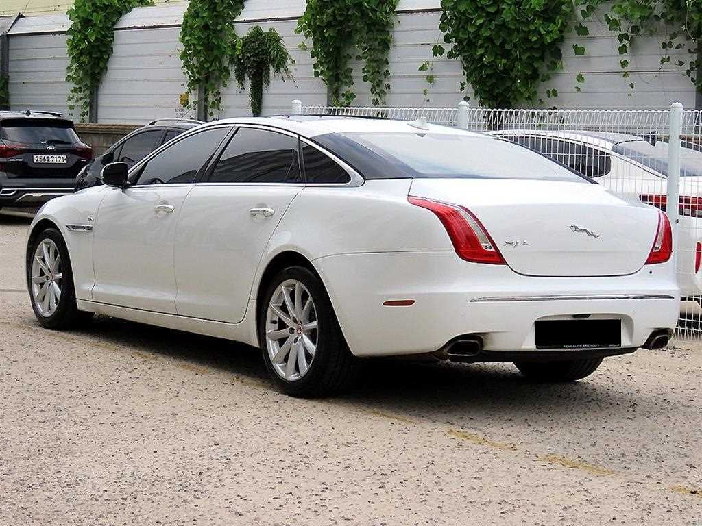 Jaguar XJ — photo 03