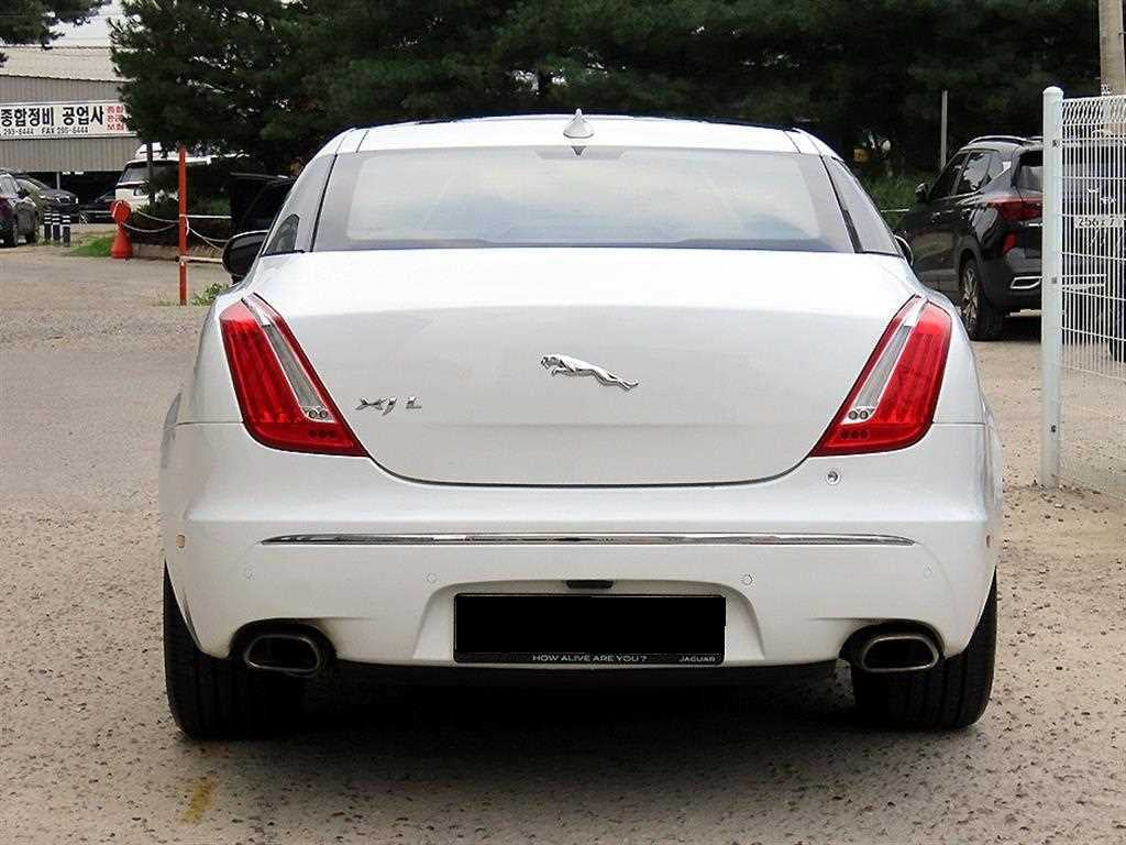 Jaguar XJ — photo 04