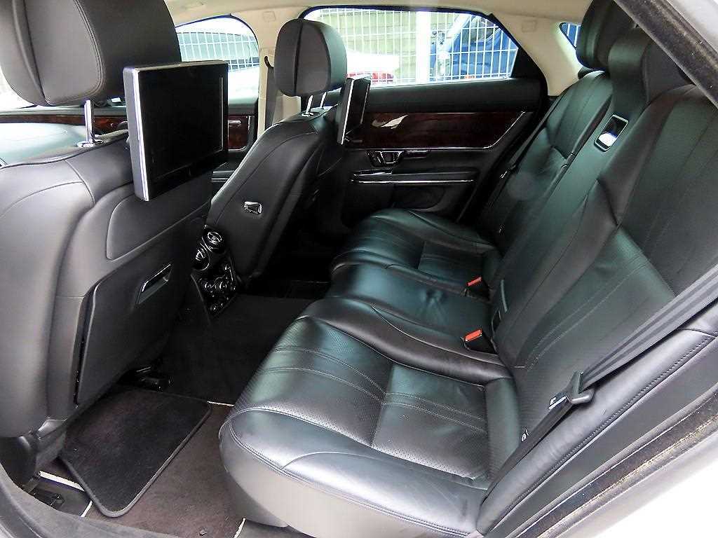 Jaguar XJ — photo 06