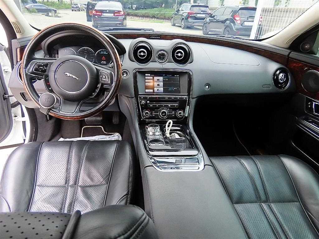 Jaguar XJ — photo 07