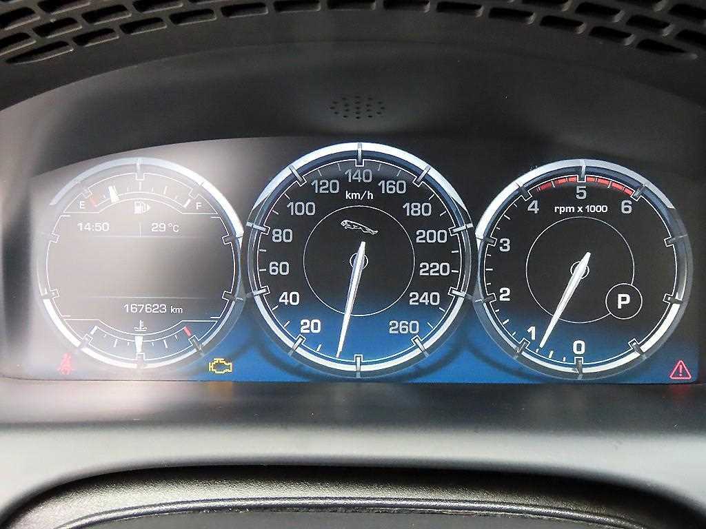 Jaguar XJ — photo 09
