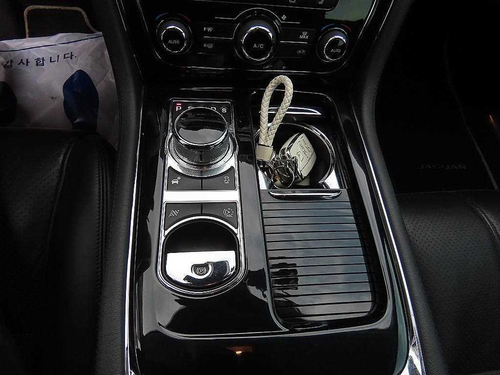 Jaguar XJ — photo 10