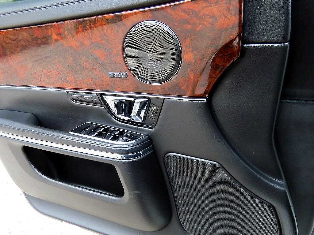 Jaguar XJ — photo 11
