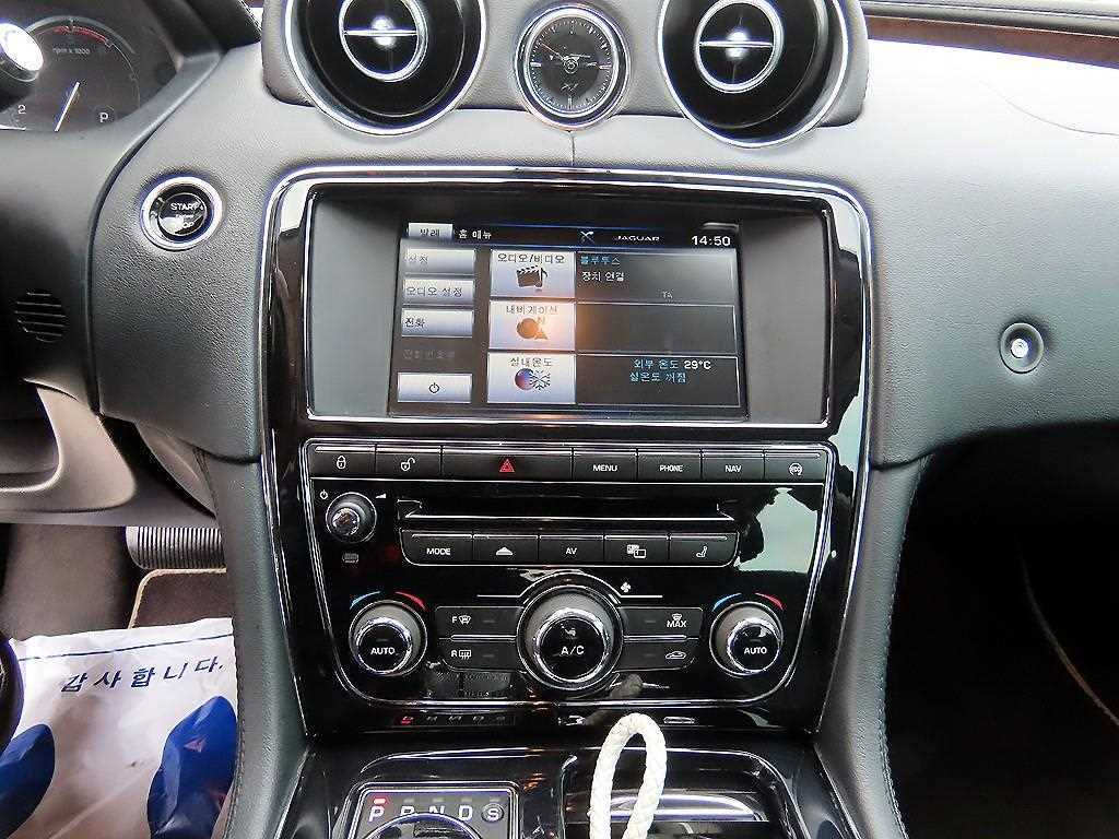 Jaguar XJ — photo 12