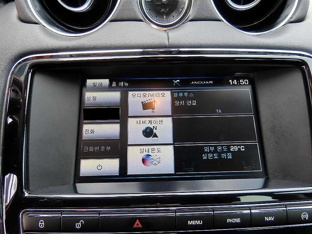 Jaguar XJ — photo 13