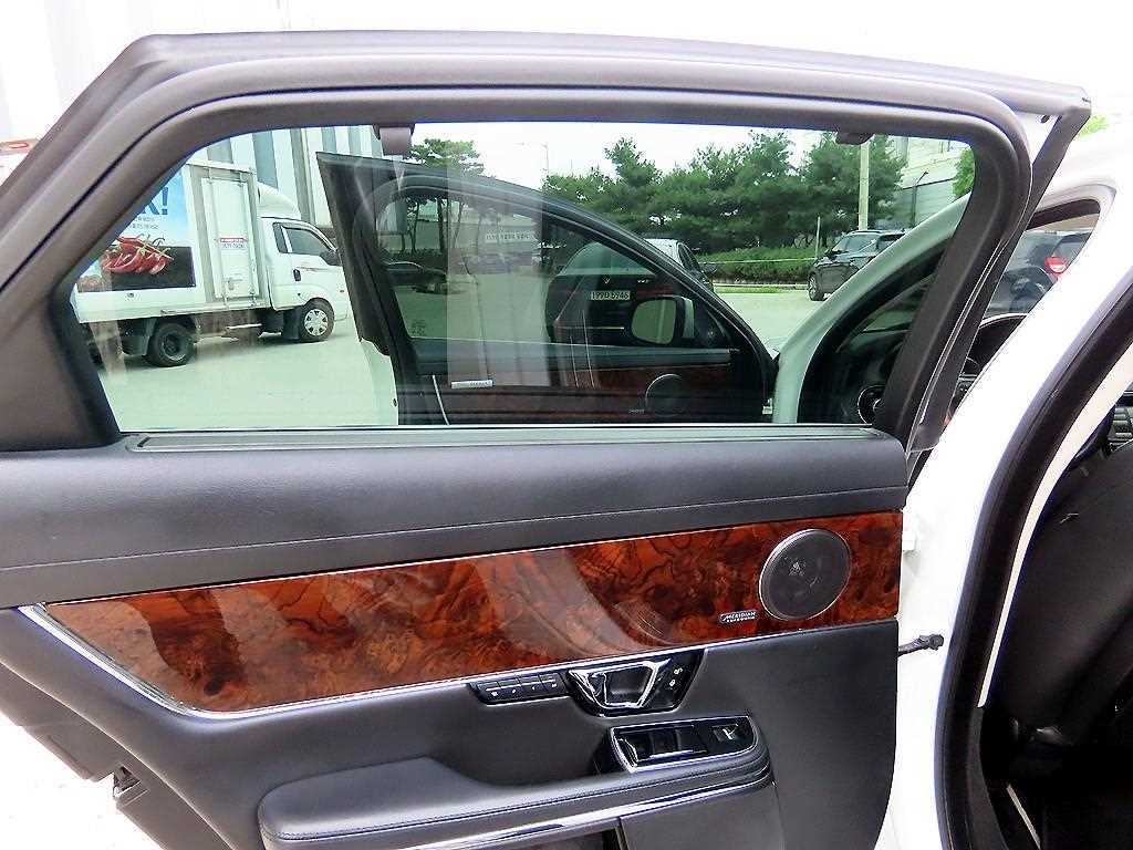 Jaguar XJ — photo 14