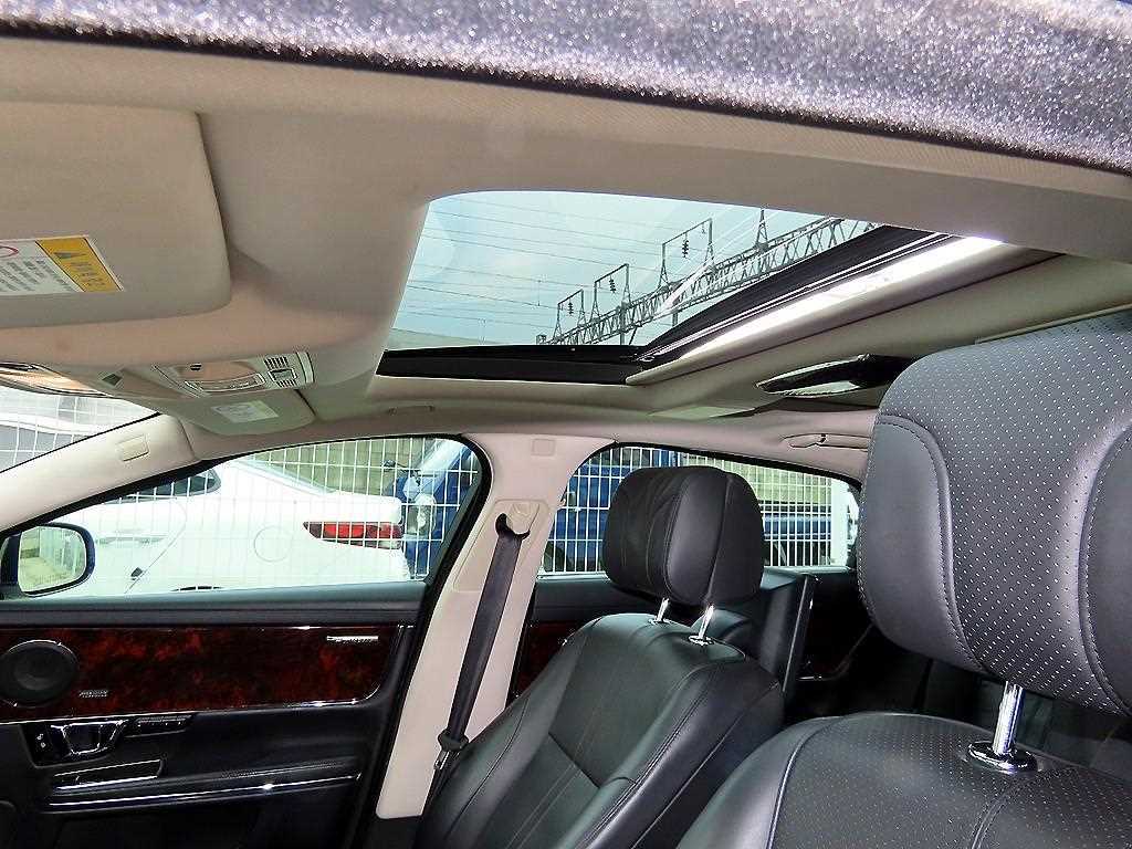Jaguar XJ — photo 17