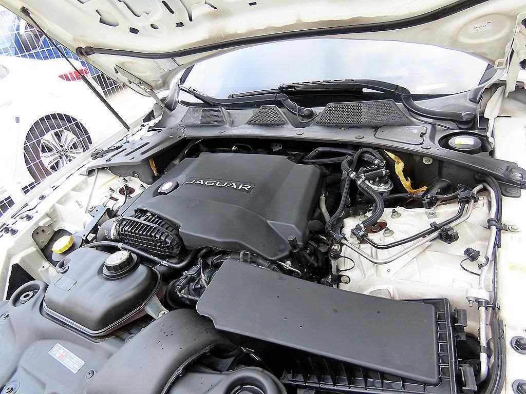 Jaguar XJ — photo 19