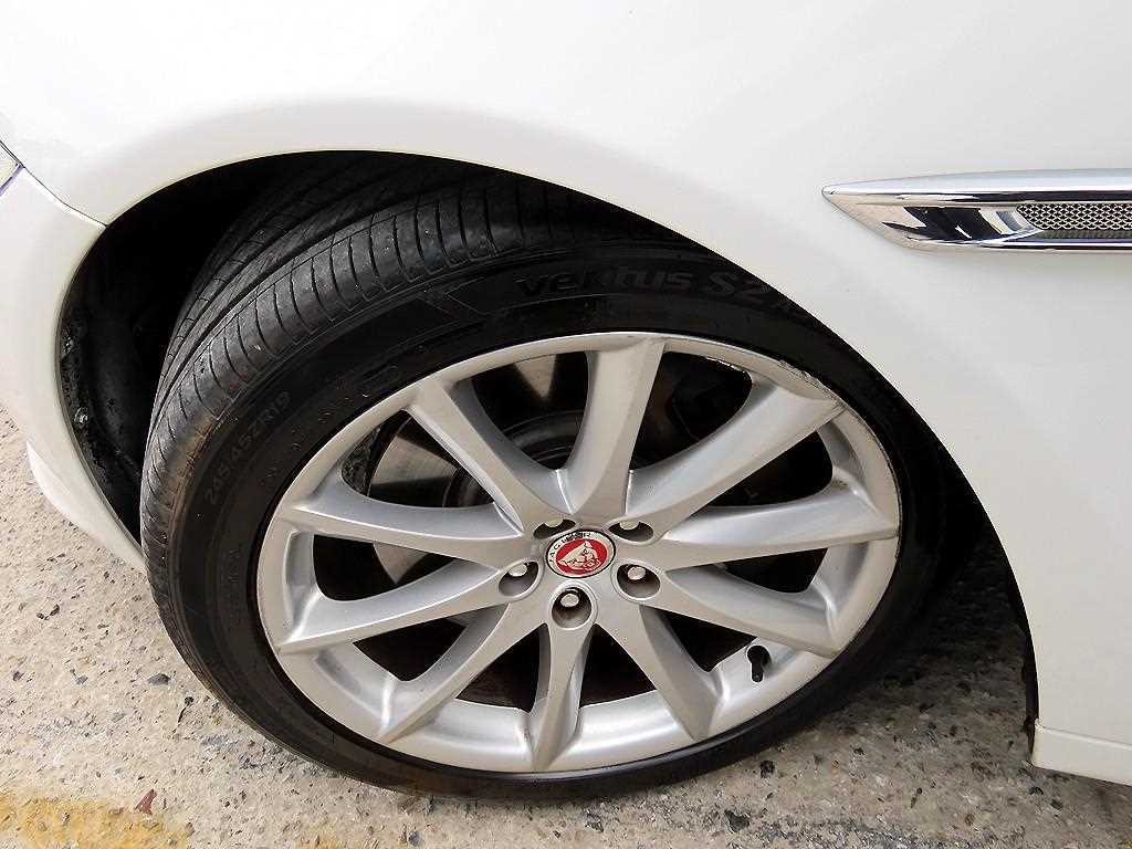 Jaguar XJ — photo 20