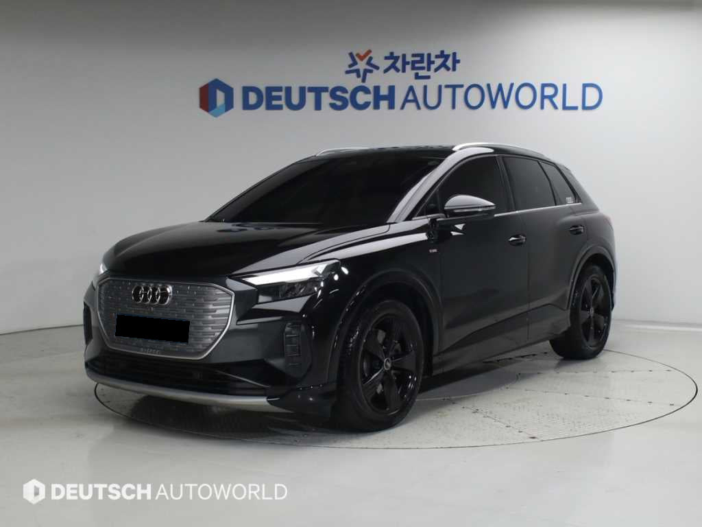 Audi Q4 e-tron — photo 01
