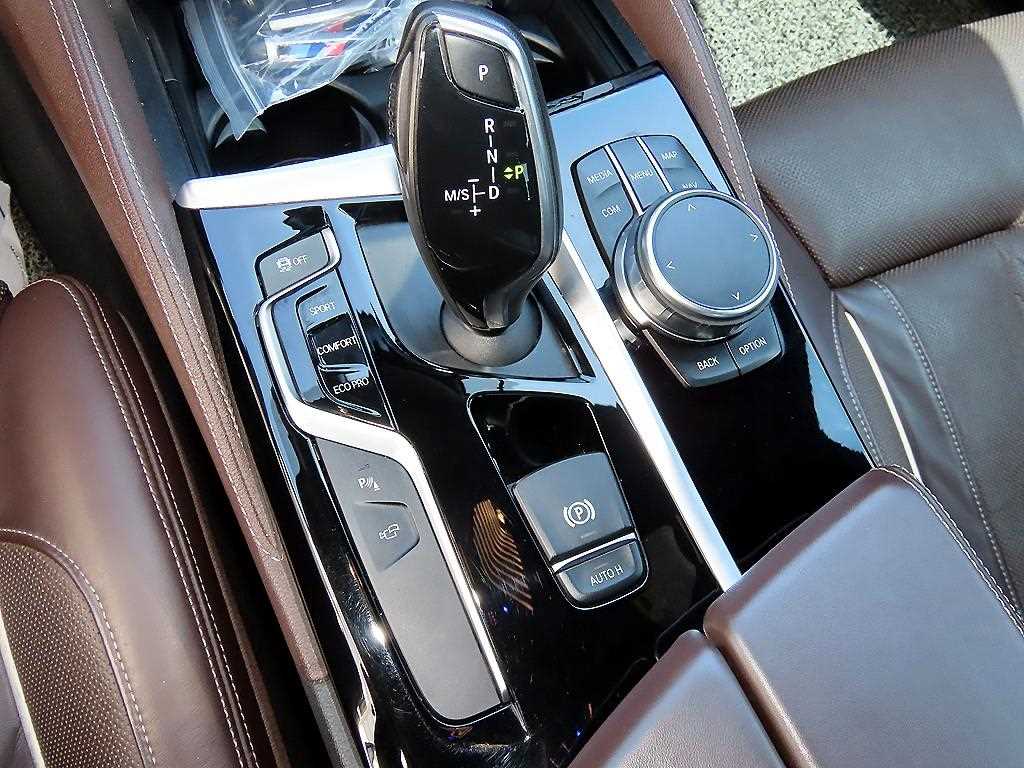 BMW 5-Series — photo 11