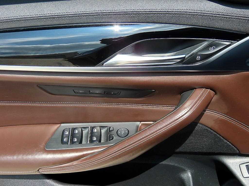 BMW 5-Series — photo 12