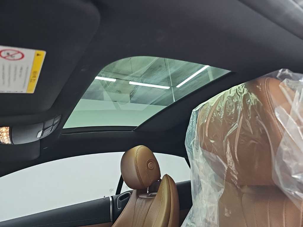 Mercedes-Benz E-Class — photo 13