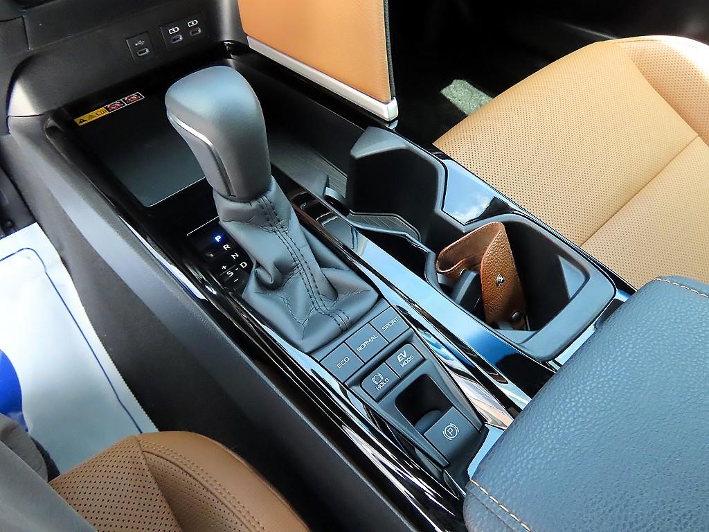 Toyota Camry — photo 11