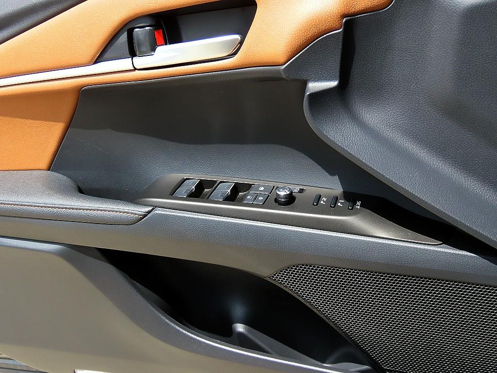 Toyota Camry — photo 12