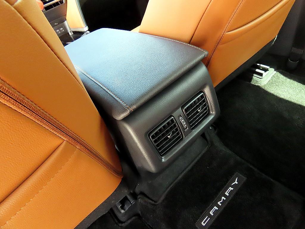 Toyota Camry — photo 17