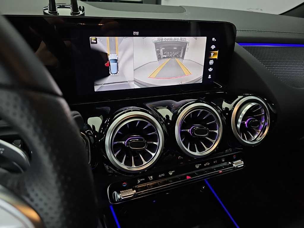 Mercedes-Benz EQA — photo 10