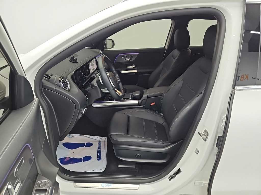 Mercedes-Benz EQA — photo 11