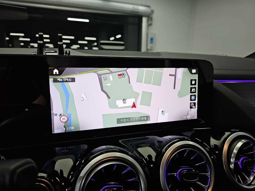 Mercedes-Benz EQA — photo 14