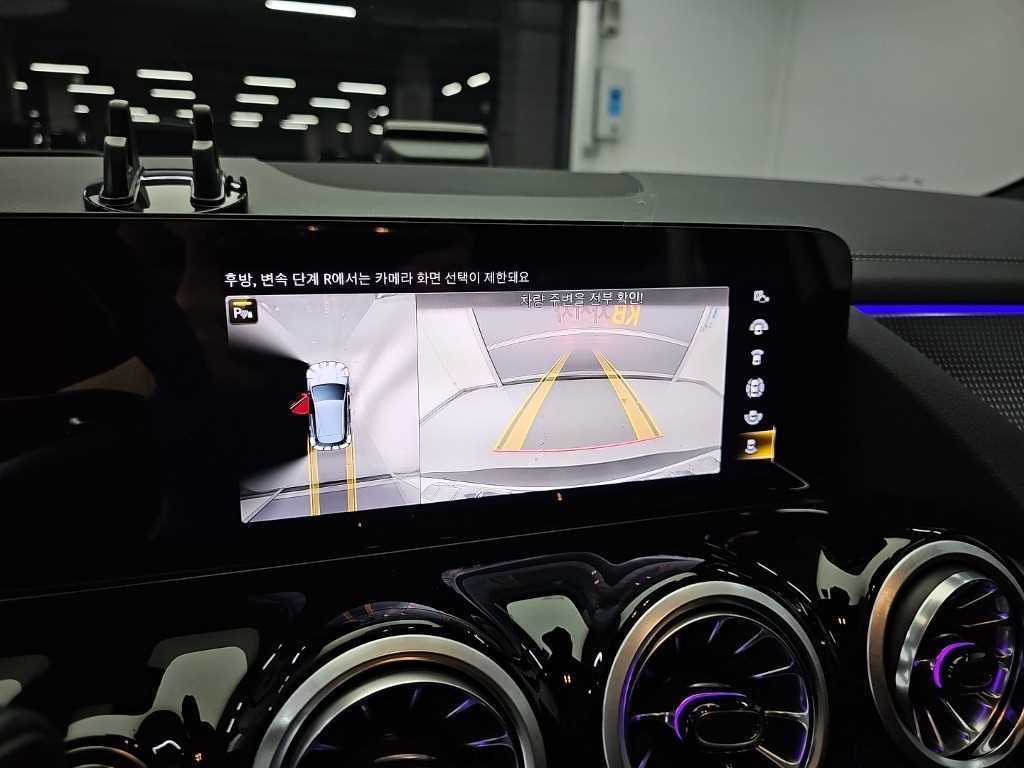Mercedes-Benz EQA — photo 15