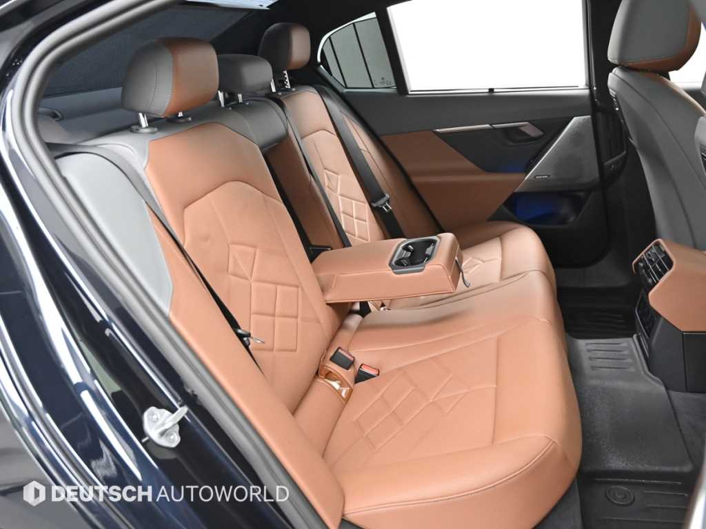 BMW 5-Series — photo 12