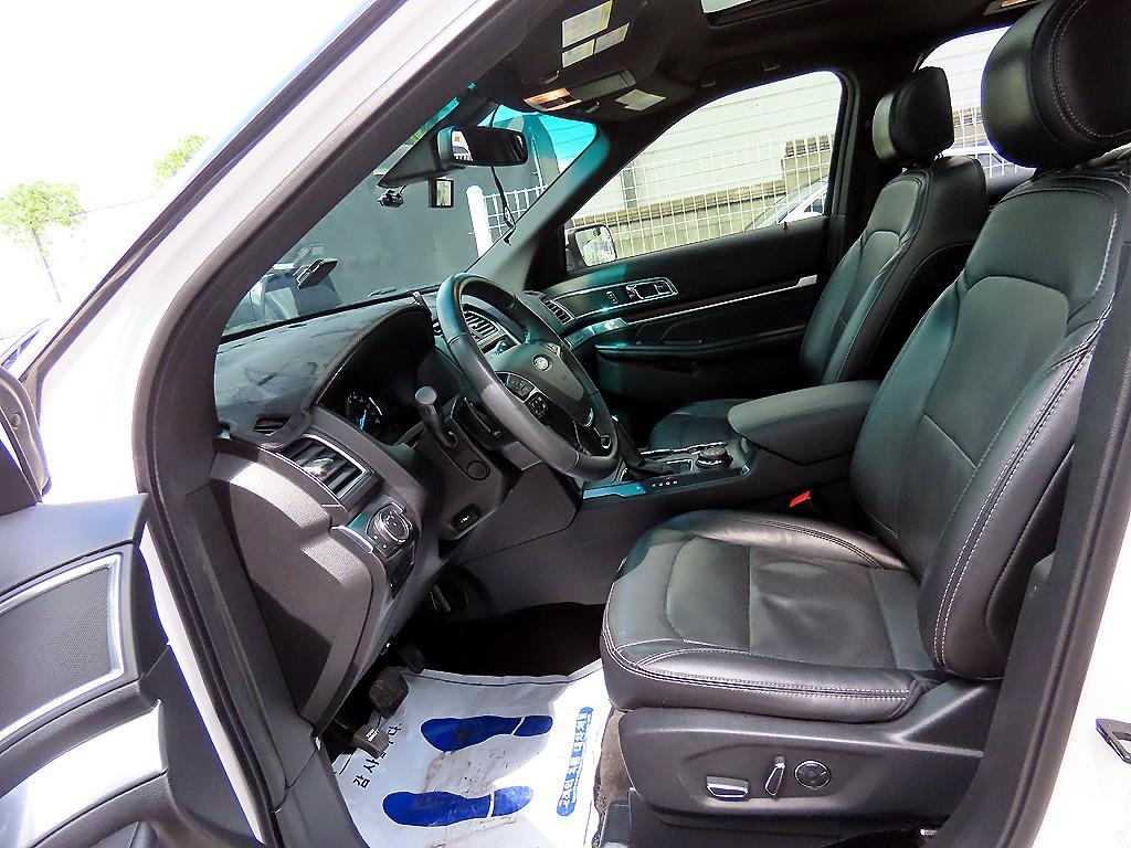 Ford Explorer — photo 05