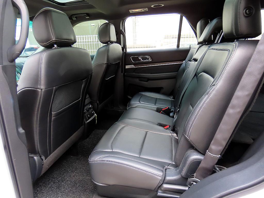 Ford Explorer — photo 06