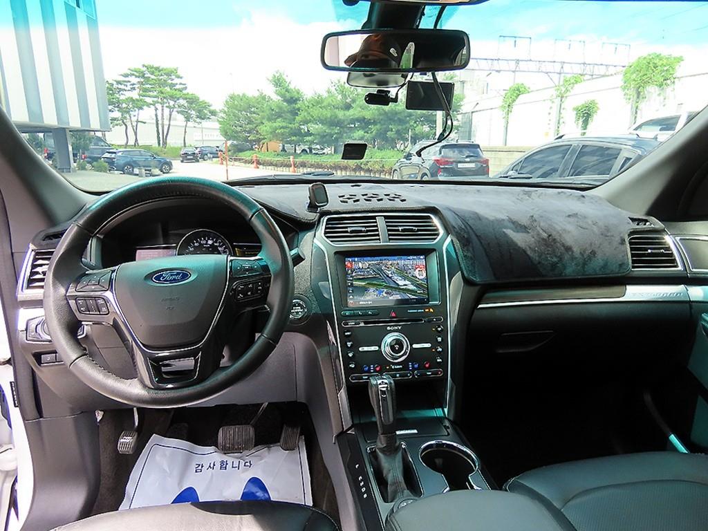 Ford Explorer — photo 07