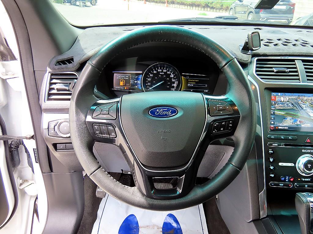 Ford Explorer — photo 08