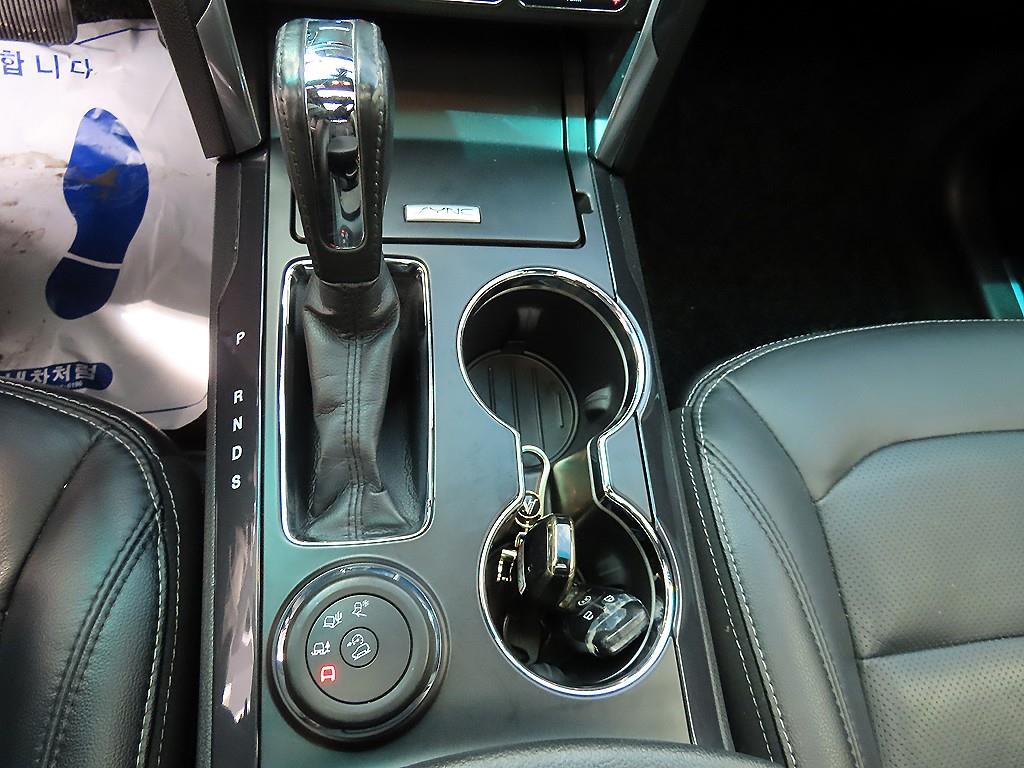 Ford Explorer — photo 10