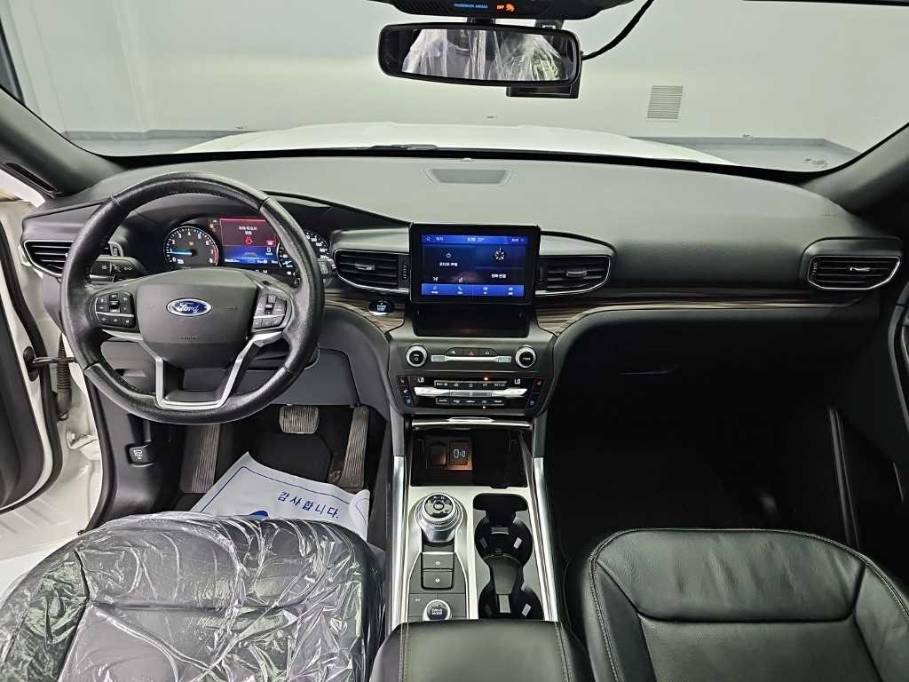 Ford Explorer — photo 07