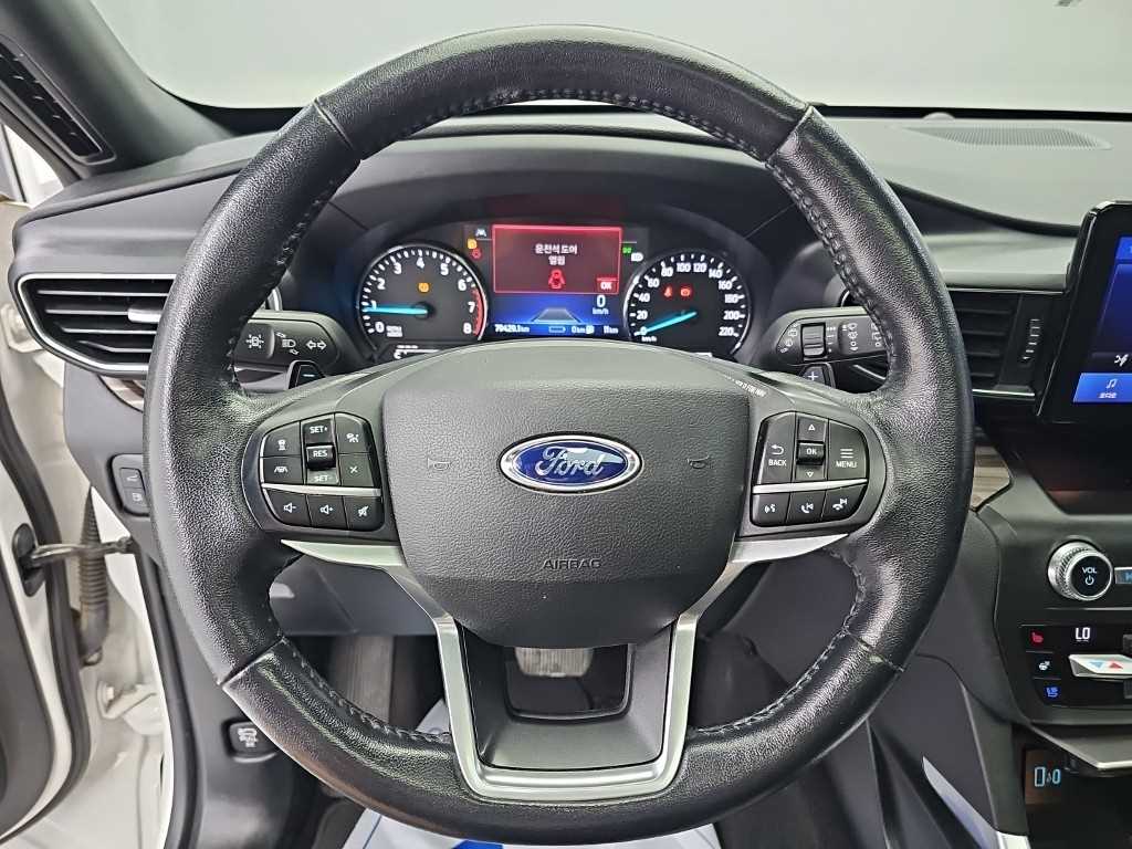 Ford Explorer — photo 09