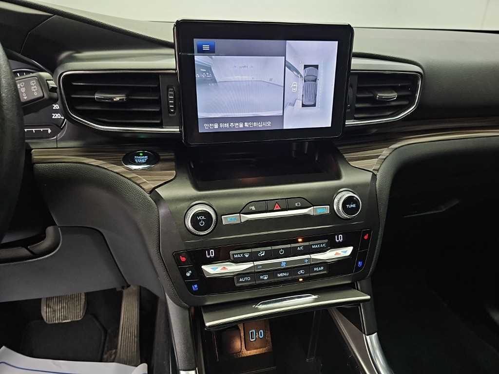 Ford Explorer — photo 10