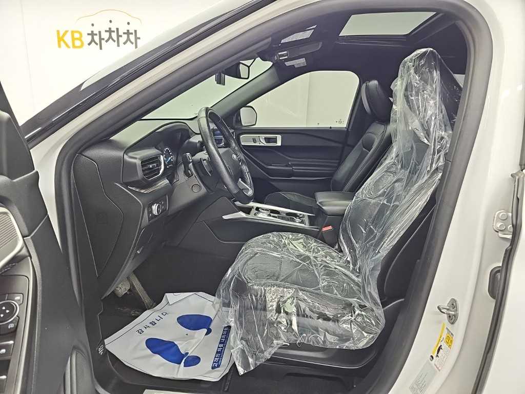 Ford Explorer — photo 11