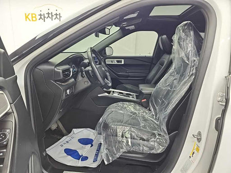 Ford Explorer — photo 11