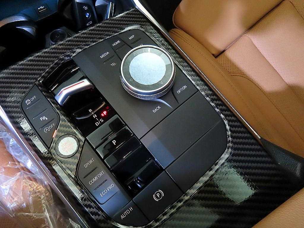 BMW 3-Series — photo 12