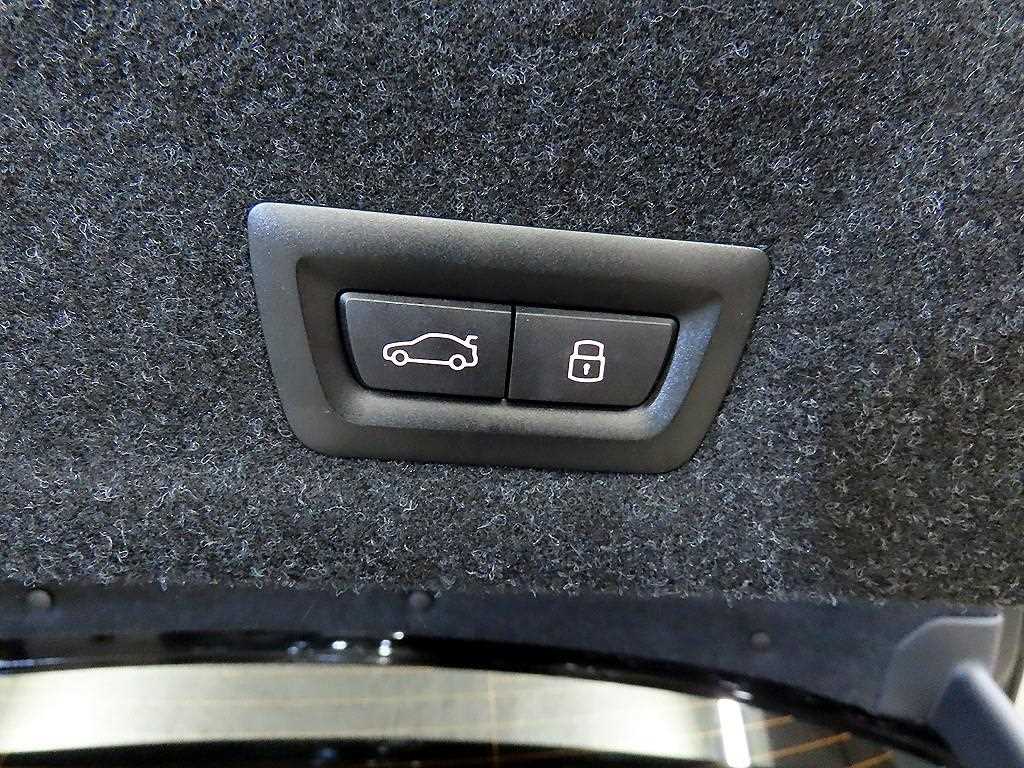BMW 3-Series — photo 17