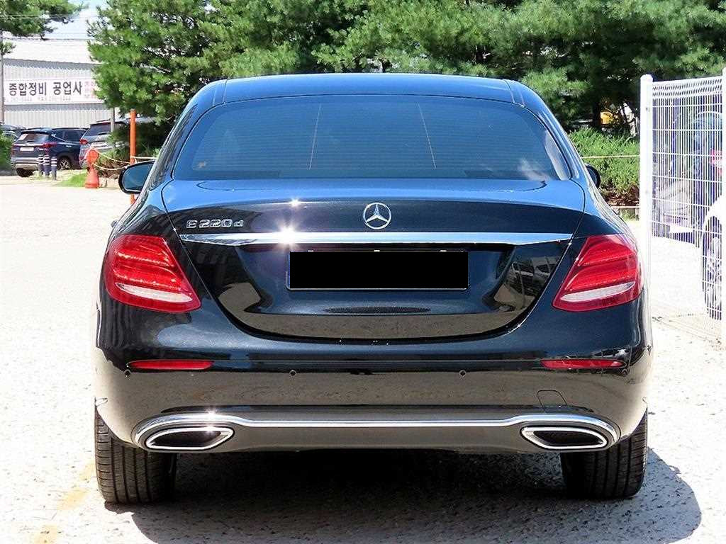 Mercedes-Benz E-Class — photo 04