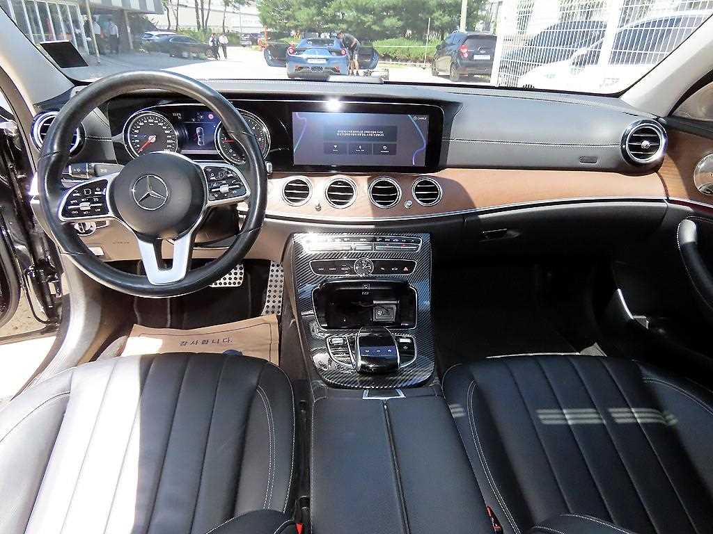 Mercedes-Benz E-Class — photo 07