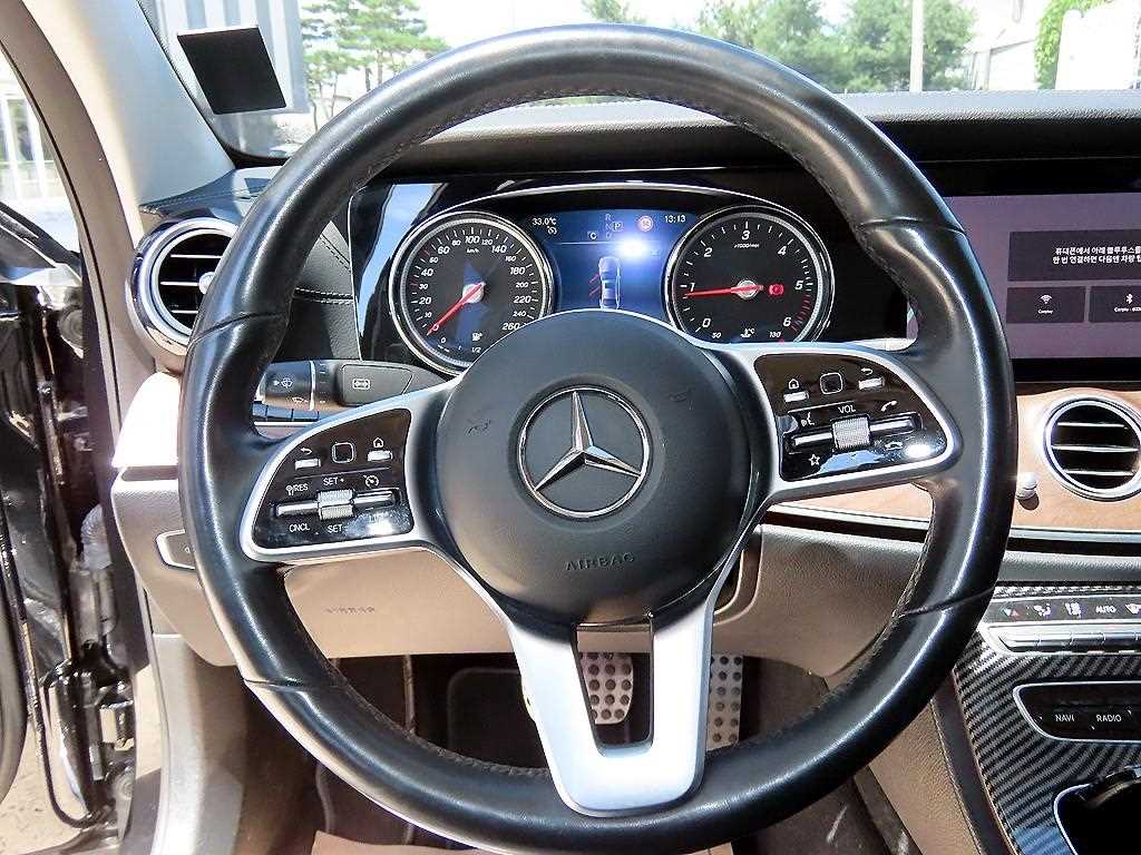 Mercedes-Benz E-Class — photo 08